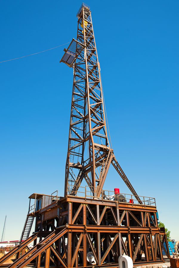 Service King Manufacturing SK 1500 conventional drilling rig. Available with hook loads up to 1.5 million pounds.